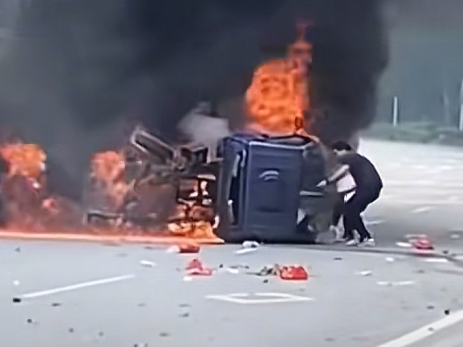 三輪摩托車被撞起火，鐘威在火海中破車救人