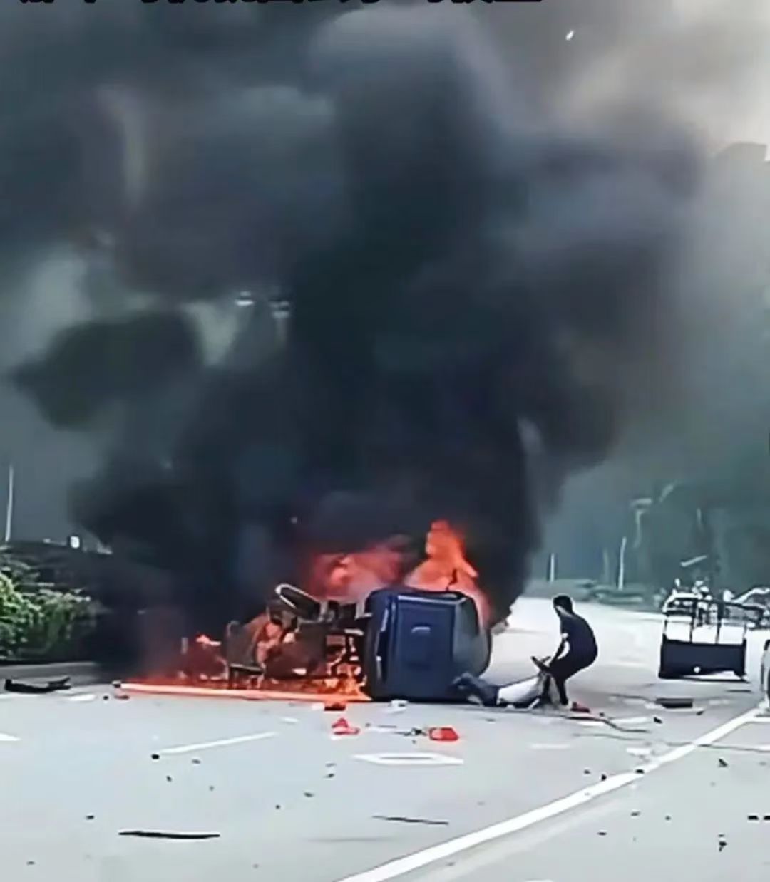 鐘威將被困的三輪摩托車駕駛員救出