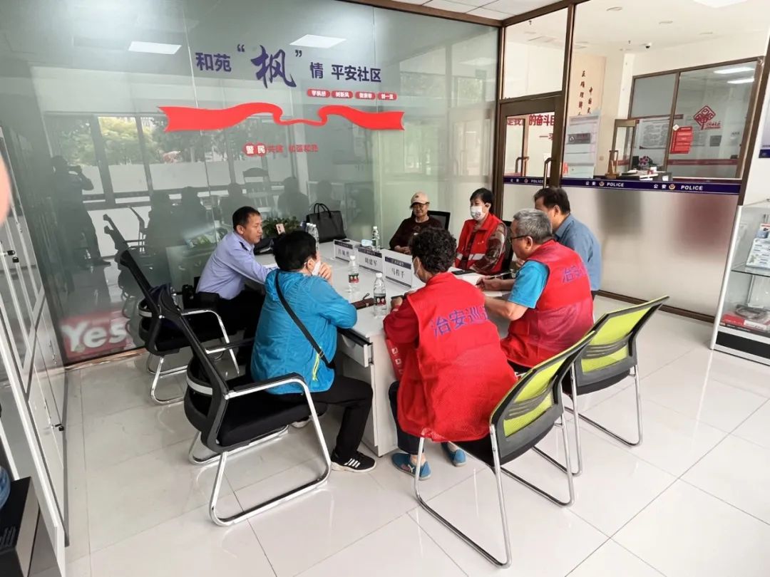 社區(qū)民警與人民調(diào)解員、司法調(diào)解員進(jìn)行聯(lián)合調(diào)解.jpg
