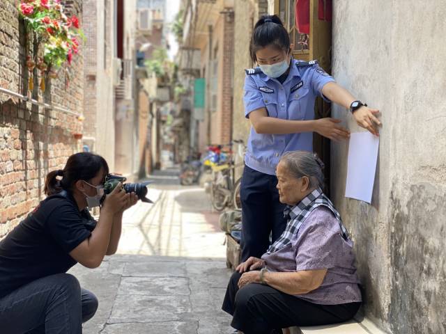 廣東政法機關將教育整頓成效迅速轉化為服務群眾強大動力。圖為公安機關窗口工作人員上門為老年人主動提供“上門辦”服務。