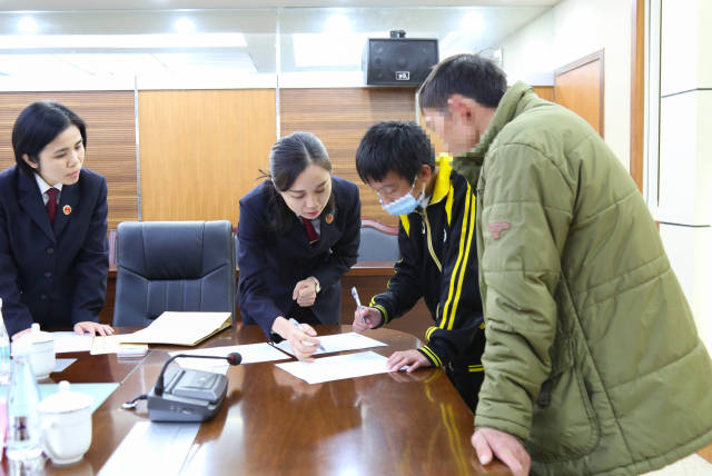 廣東政法機關將教育整頓成效迅速轉化為服務群眾強大動力。圖為中山市檢察院發揮檢察職能，為一名突遭家庭變故的未成年人提供司法救助。