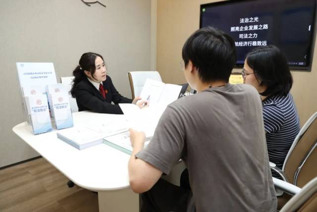 法官為群眾答疑解惑