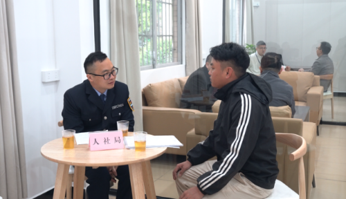 縣人社局在縣綜治中心接訪勞動關系領域矛盾糾紛 縣人社局在縣綜治中心接訪勞動關系領域矛盾糾紛