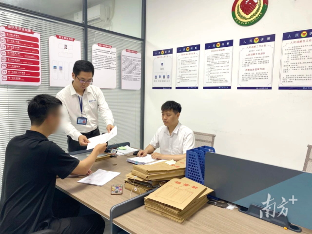 為網約車司機提供調解服務。 為網約車司機提供調解服務。