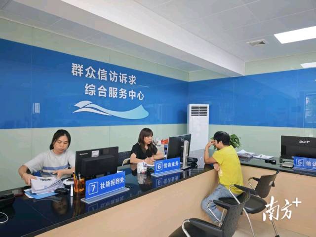 群眾來神灣鎮綜治中心辦事。