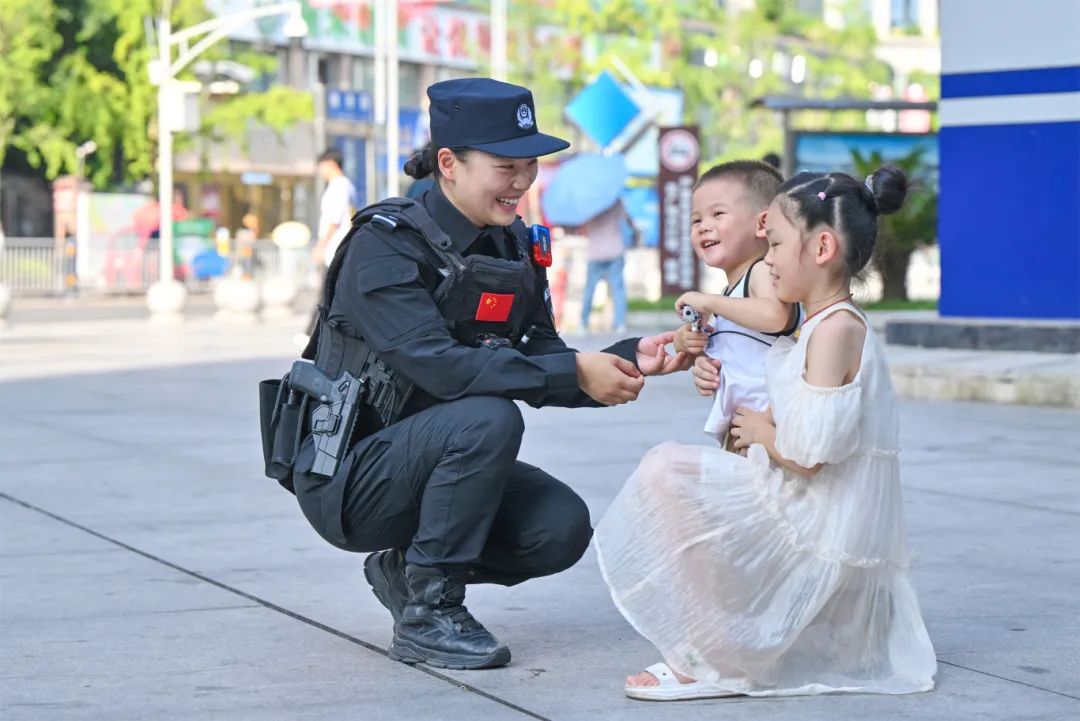 葉霞教小男孩握槍的姿勢.JPG