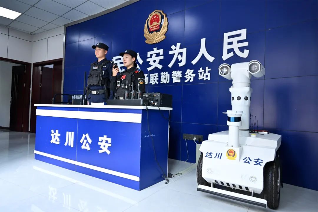 葉霞在警務站匯報執勤工作.JPG