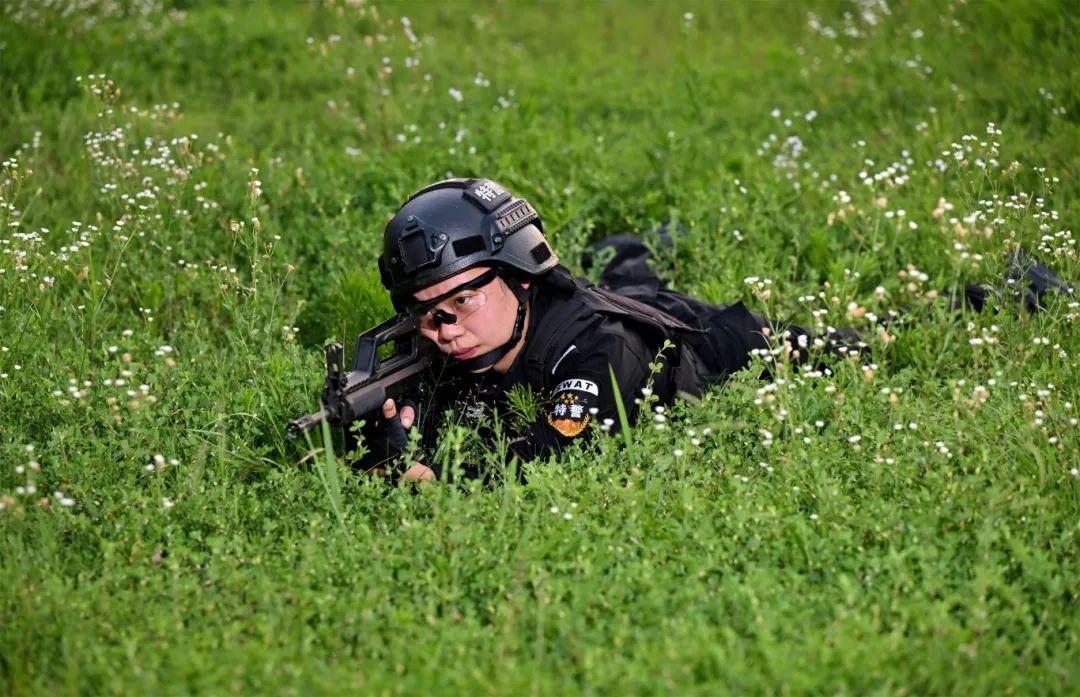 葉霞進行臥姿射擊練習.JPG