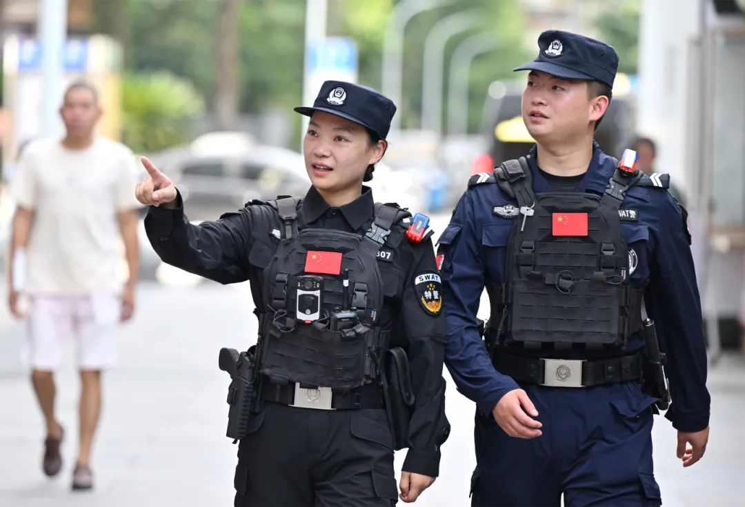 葉霞和隊友開展街面巡邏.JPG