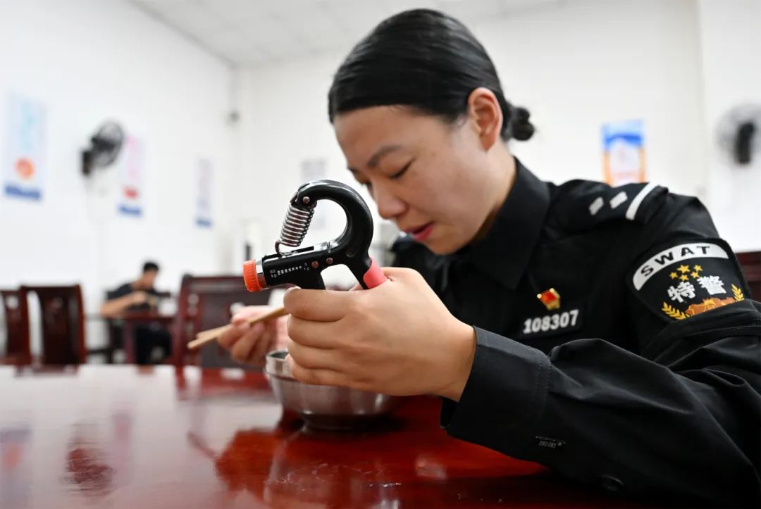 葉霞邊吃飯邊用握力器練習手部力量.JPG