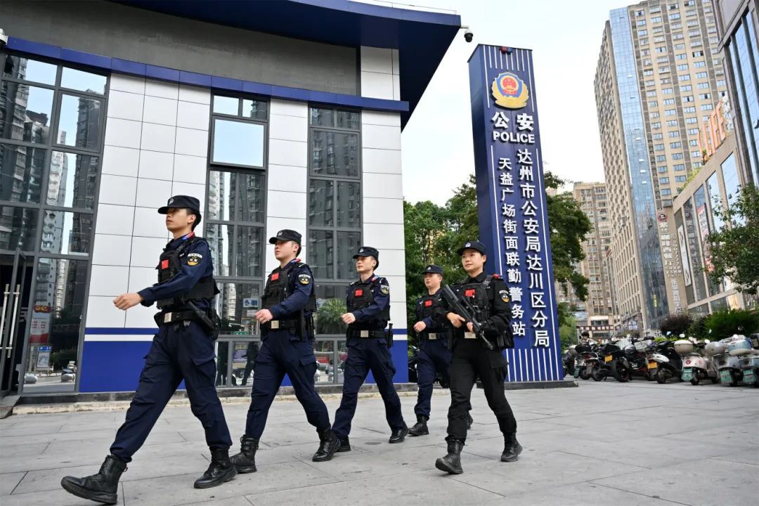 葉霞帶隊在天益廣場街面聯勤警務站值守.JPG