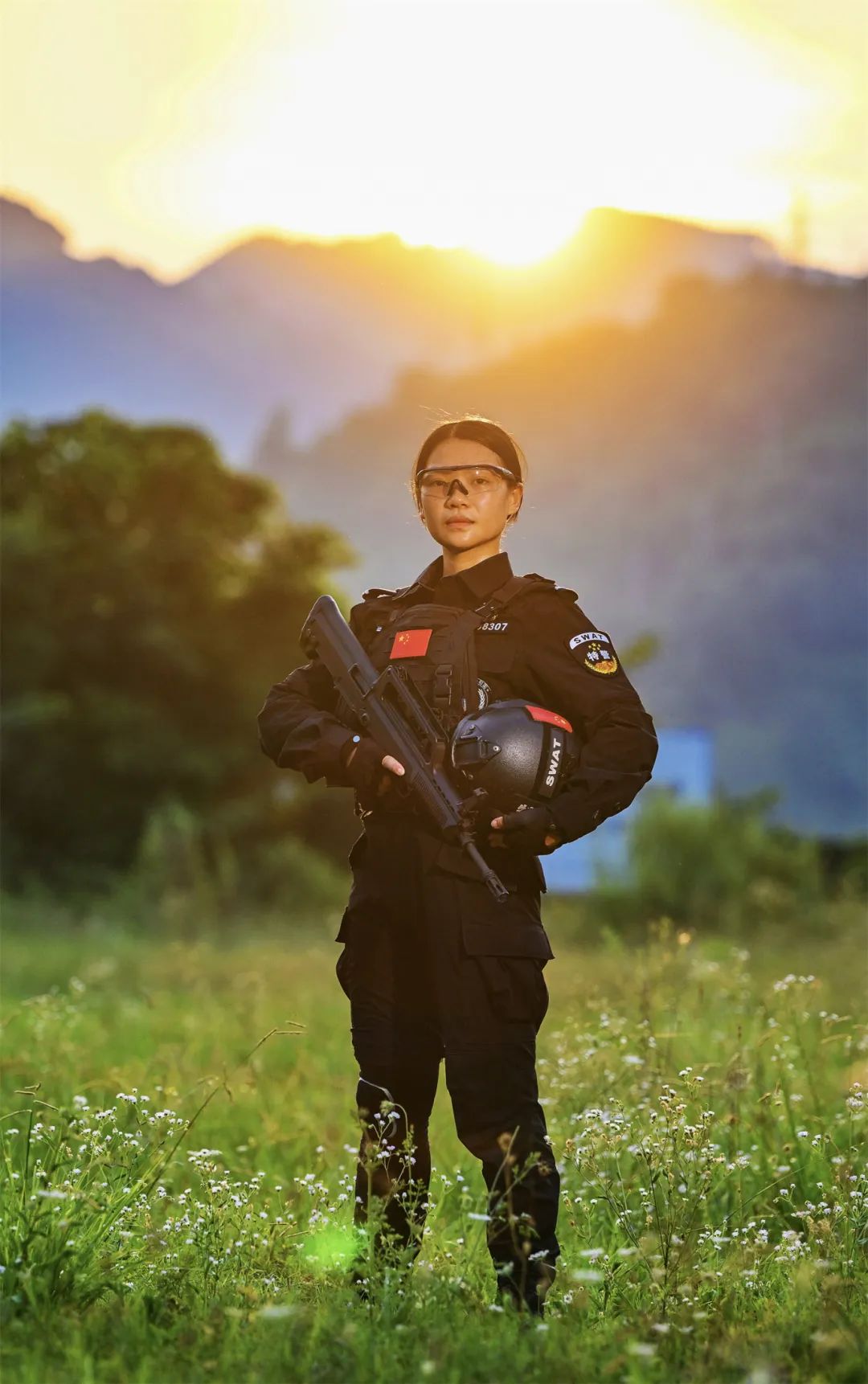 夕陽西下，晚霞照耀著葉霞颯爽的英姿.jpg