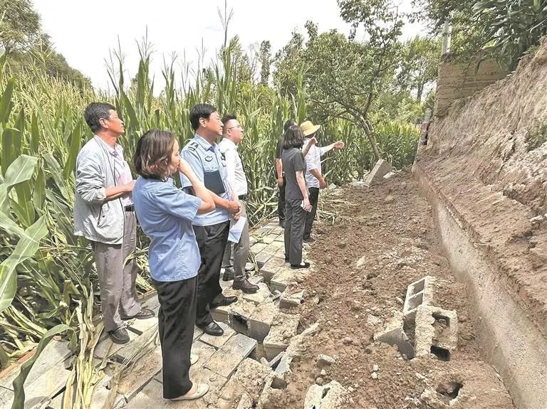 工作人員“下沉”一線進(jìn)行走訪和實(shí)地調(diào)查，綜合研判后化解糾紛。